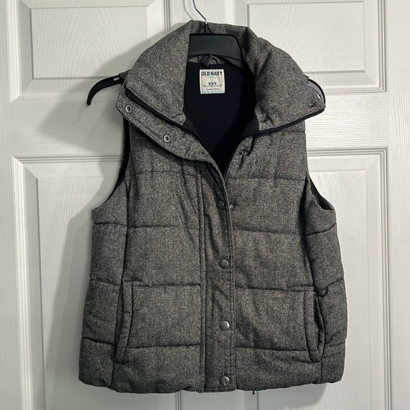 Old Navy Jackets & Blazers - Old Navy Women’s grey tweed puffer vest - Size Medium Petite